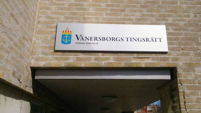 Vänersborgs tingsrätt beslut häkta Åmålsbon.