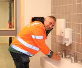 Handfat för att tvätta händerna finns på flera ställen i den nya skolan och Magnus Isaksson passade på att se så att allt fungerade.