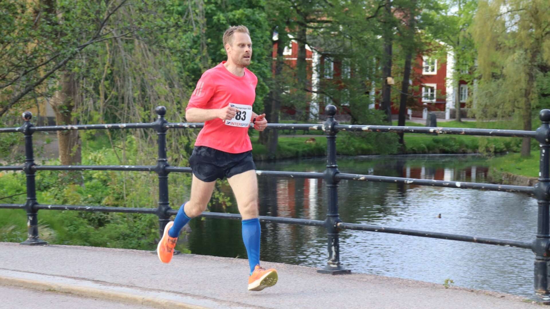 Clinton Ramstadius passerar Kungsbron under Harsprånget 2022. Nu har han sprungit Stockholm Marathon som snabbaste kristinehamnare i år.