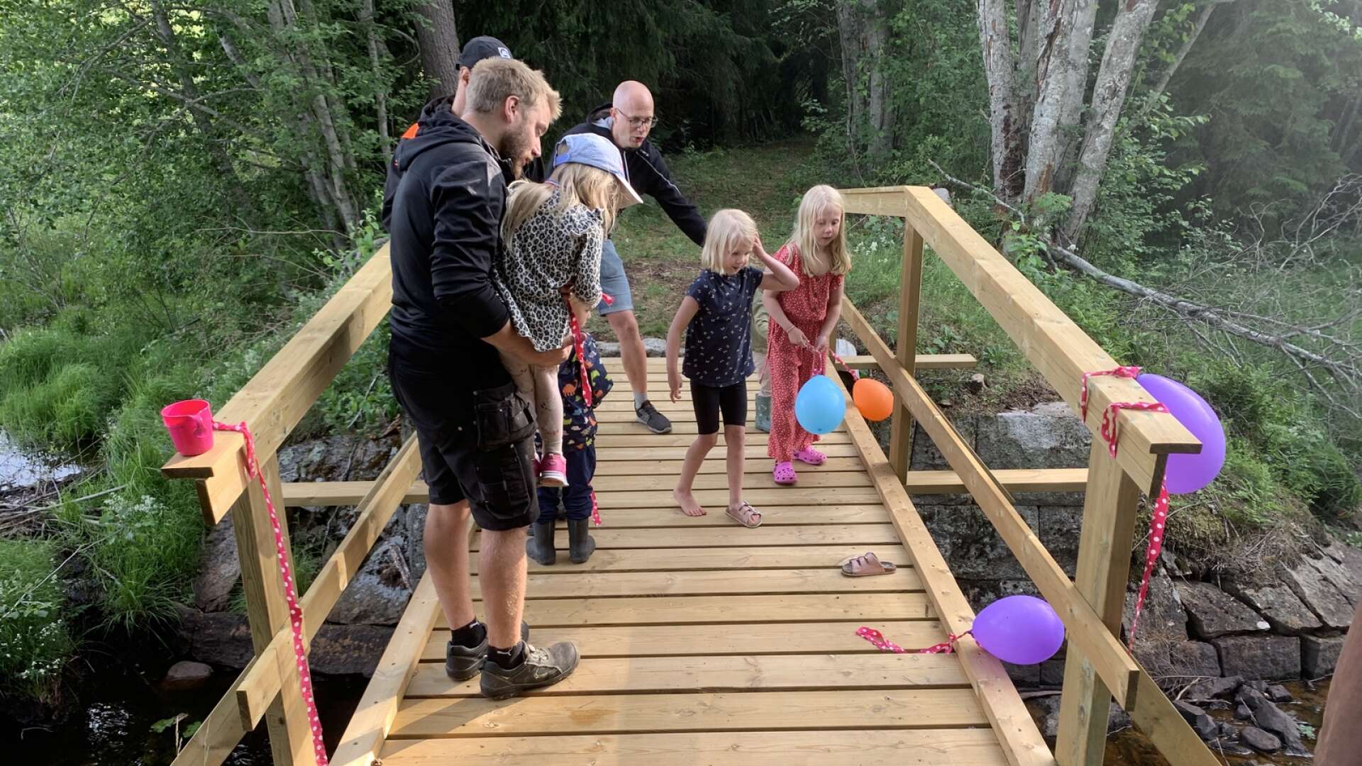 Nya bron togs väl emot även av byns barn.