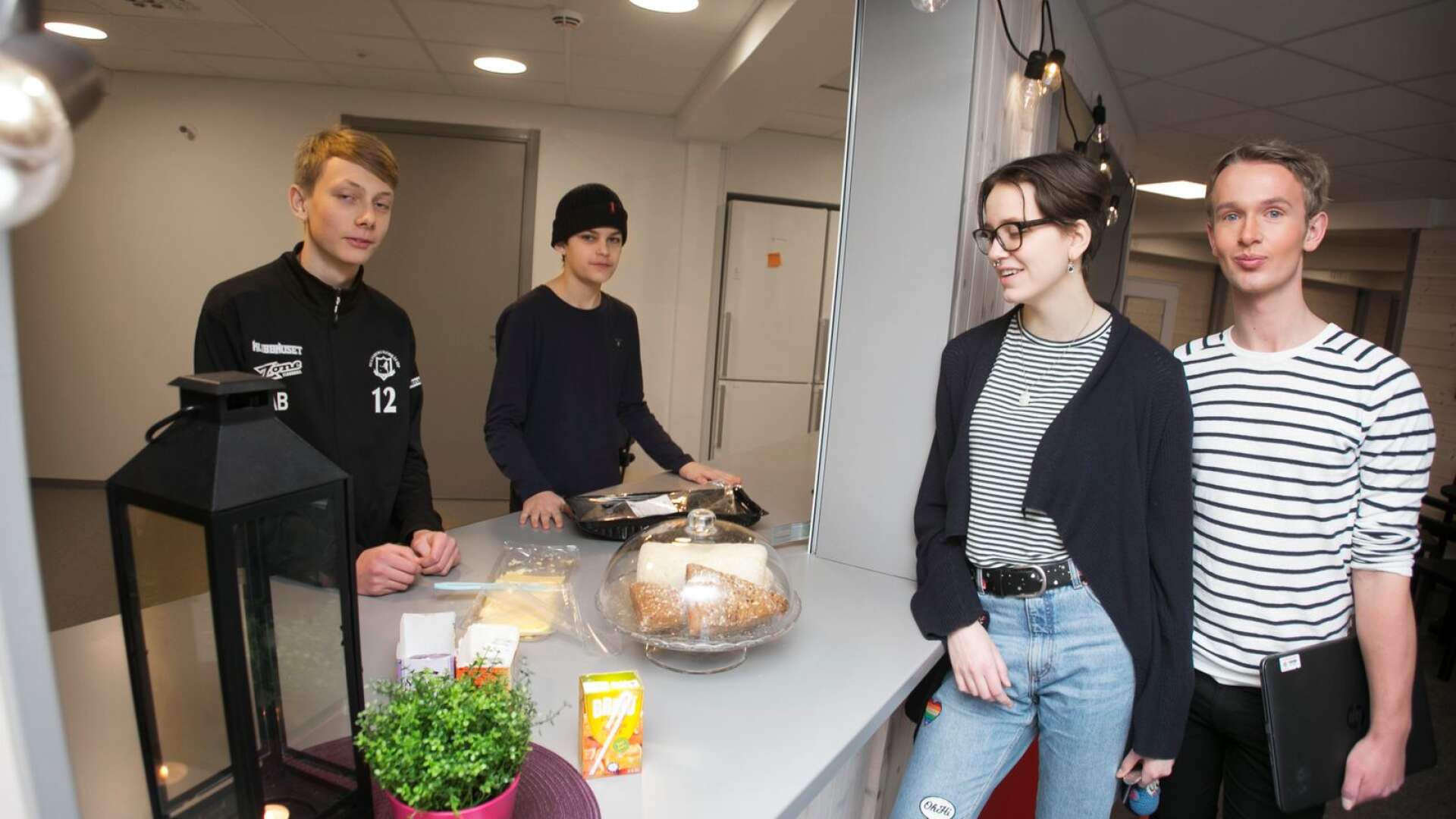 Axel Bergquist och Ivar Jones serverar Linnea Boström och William Lyrstrand frallor och festis i den nya cafeterian som är väldigt populär bland eleverna.