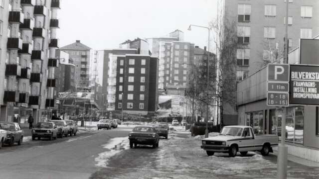 Vikengatan i riktning mot Kvarnberget och punkthusen 1984.
