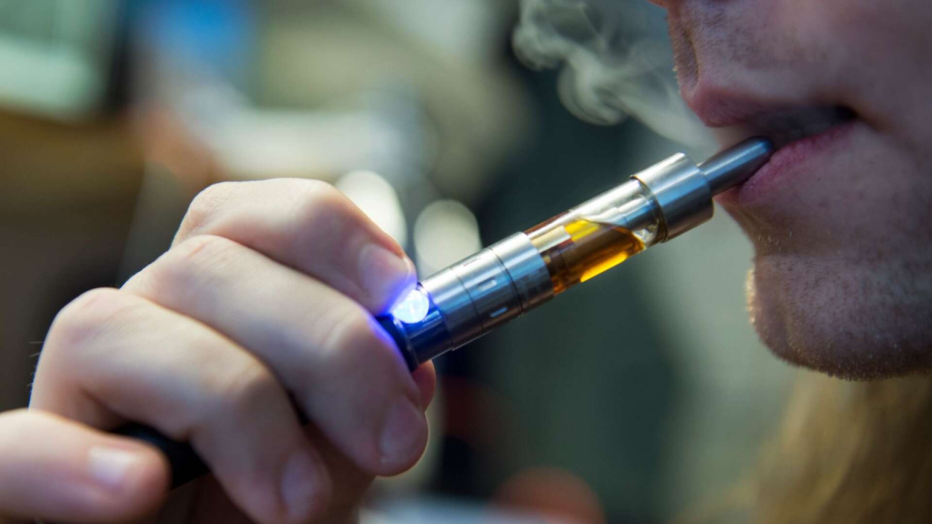 En ny utredning föreslår bland annat att vätskorna i e-cigaretter bara ska få smaka tobak, istället för att ha frukt- eller godissmak, skriver Byrån.