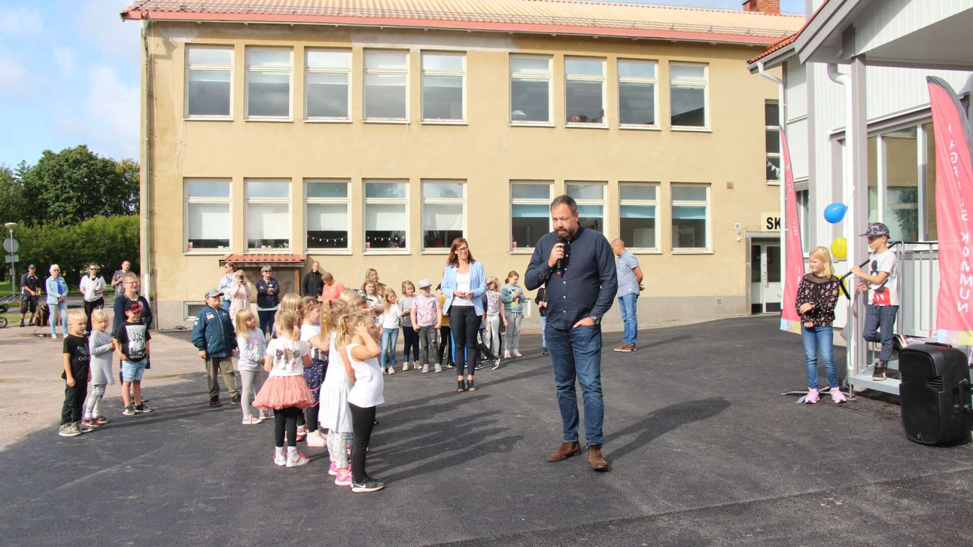 Kommunalrådet Jens Fischer (OR) höll tal när lågstadiedelen av Råda skola invigdes 2019. Mellanstadiet är på tur att byggas. Nu kan det också bli att förskolan byggs ut.
