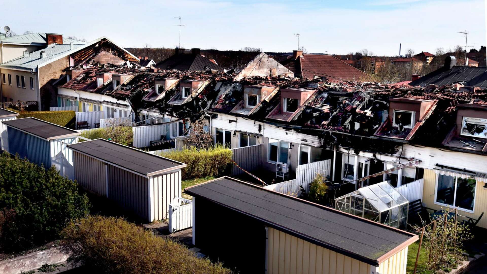 I april 2015 drabbades flera bostäder i en radhuslänga på Herrhagen då branden spreds via vinden.