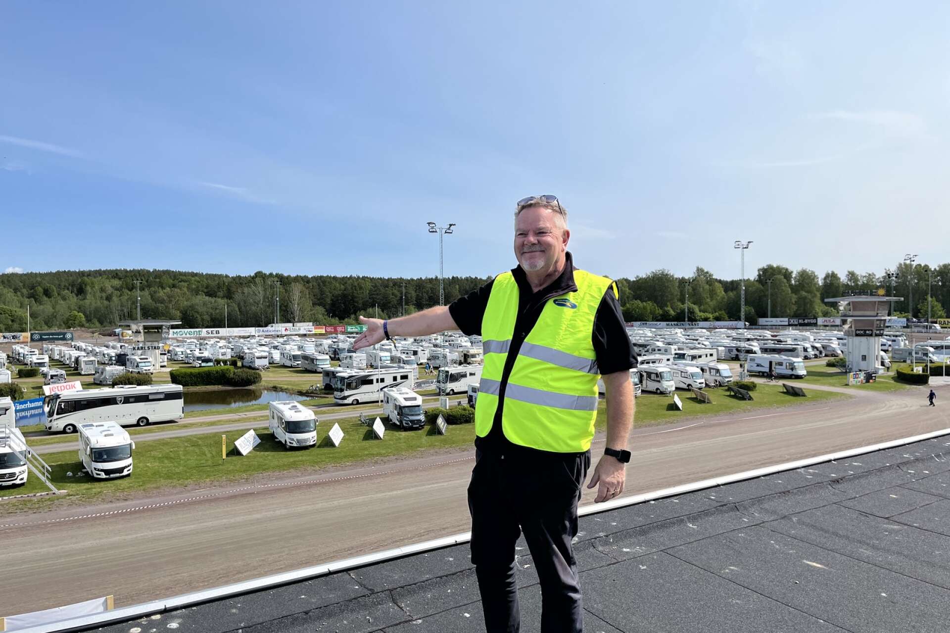 Åke Andersson konstaterar att det i år är rekordmånga husbilar på plats. Åke Andersson konstaterar att det i år är rekordmånga husbilar på plats.