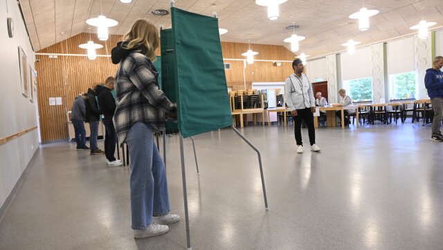 Det finns stora skillnader i hur unga män och unga kvinnor röstar. Bilden är tagen i en vallokal i Enköping på valdagen. Arkivbild.