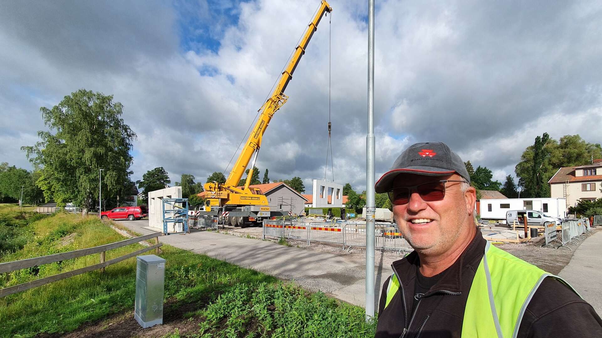 Per-Olof Jakobsson bygger tre nya hyreslägenheter i Kvänum och i veckan monterades ytterväggarna på den färdiga grunden.