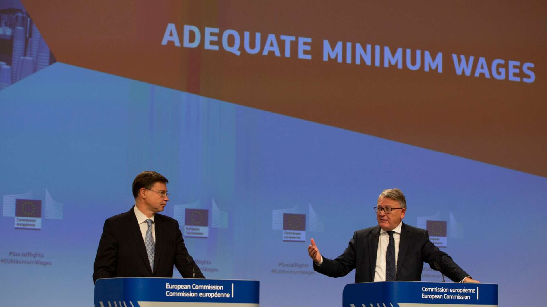EU-kommissionärerna Valdis Dombrovskis och Nicolas Schmit presenterar förslaget om europeiska minimilöner.