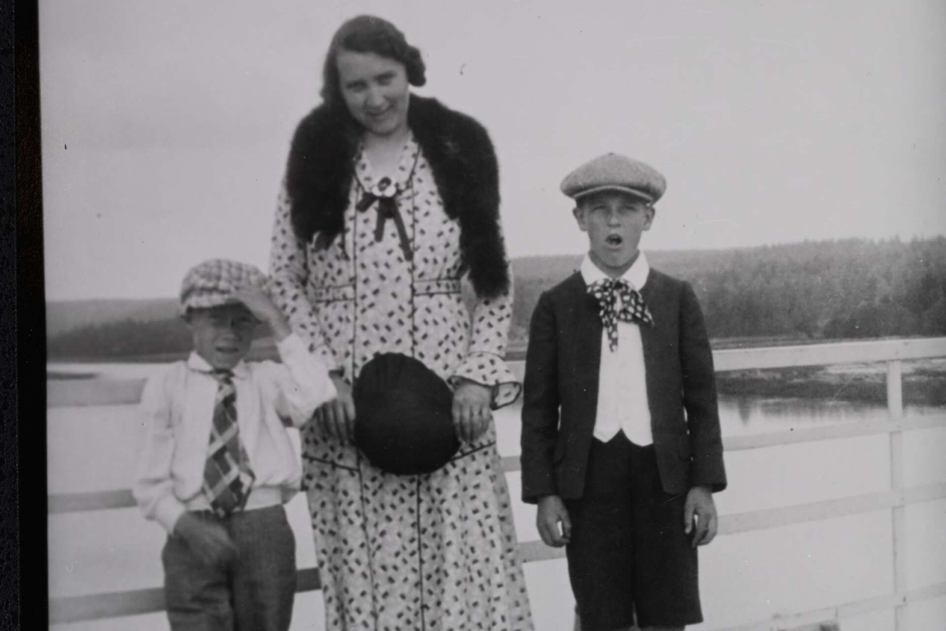 Ärende till Arvika. En kvinna väntar på bryggan med två pojkar.