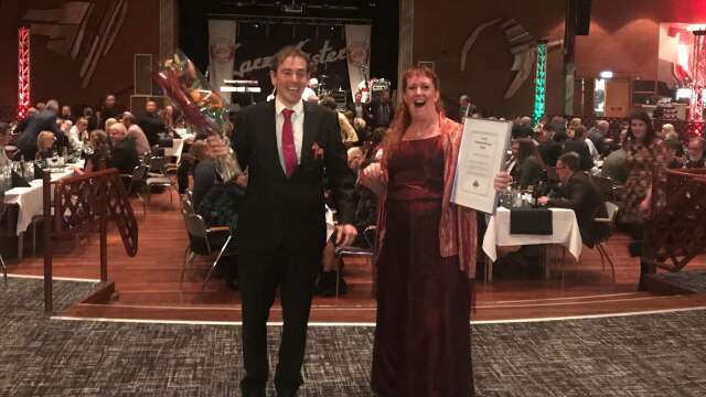 Vinnaren Henrik Nisser tillsammans med Anna-Maria Karlsson från gårdens personal jublar över priset som Årets Nötköttsföretag i Sverige.