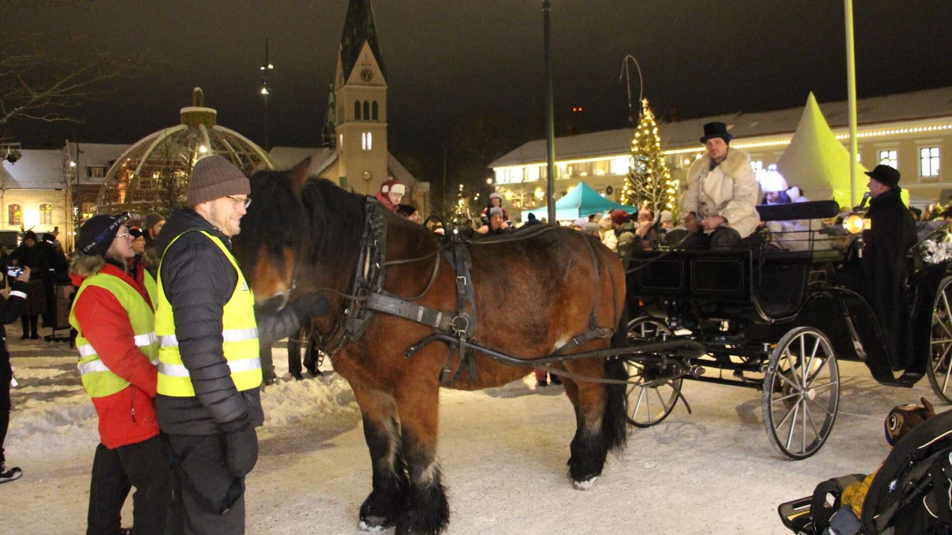 Ljusfen kom med häst och vagn och tände upp ljusinstallationerna i Skövde stadskärna.