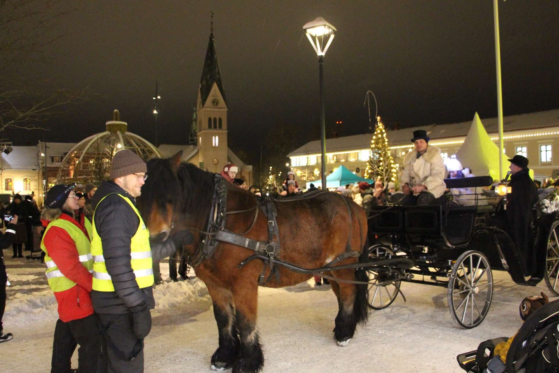 Ljusfen kom med häst och vagn och tände upp ljusinstallationerna i Skövde stadskärna.
