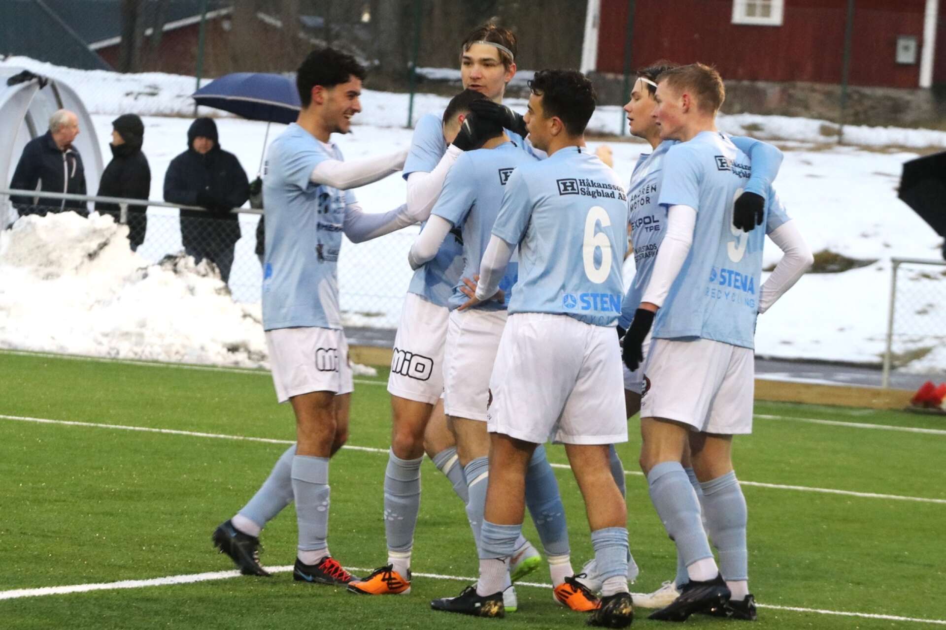 Här firas Rayif Mahrats efter Vikens 2–0-mål. Från vänster är Nazmi Chihadeh, Fredrik Nordström, Osama Alali, Rasmus Facht och Emil Eldh framme och gratulerar.