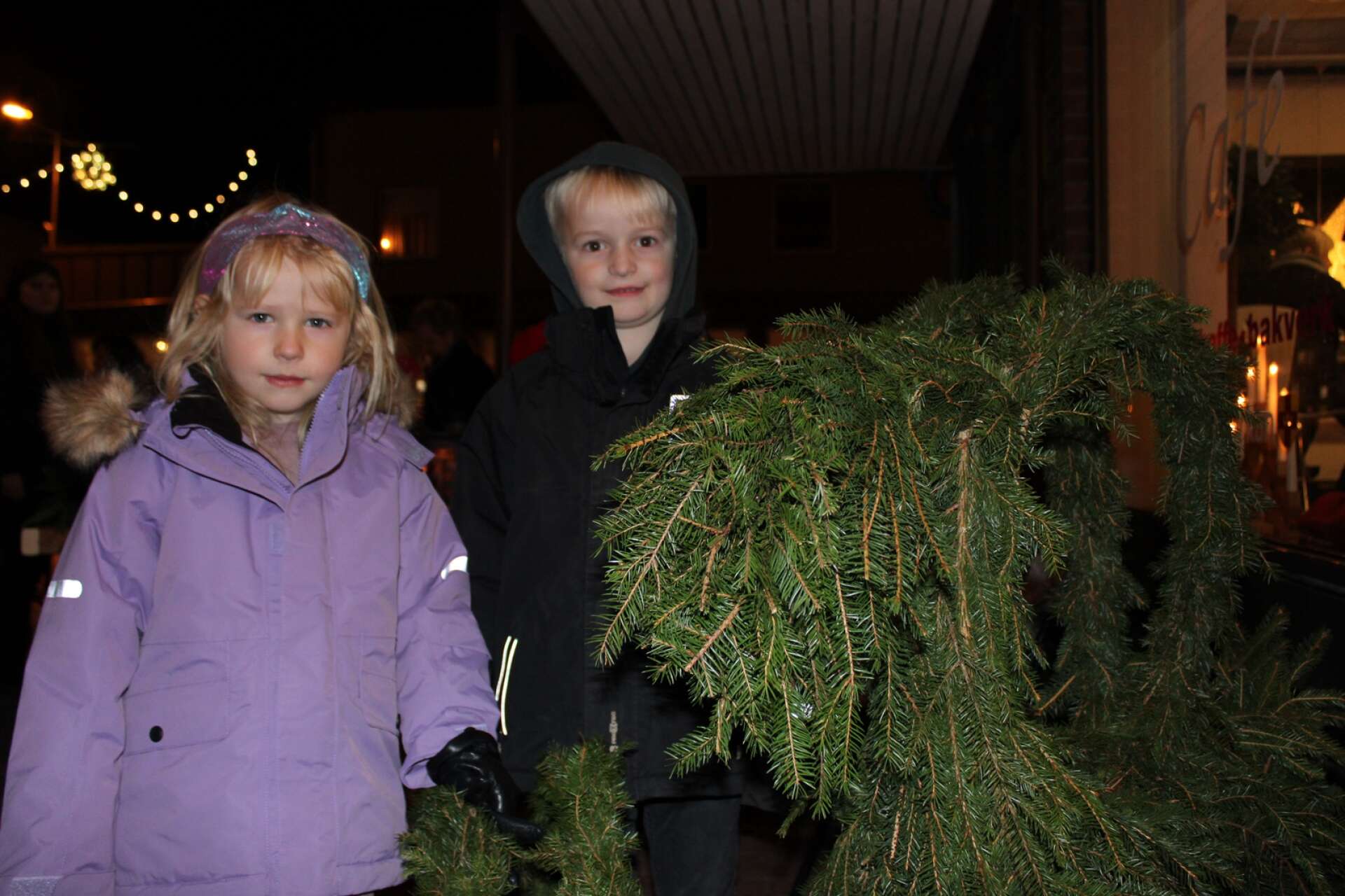 Syskonen Svea och Axel Jönsson passade på att köpta en julbock på marknaden. 