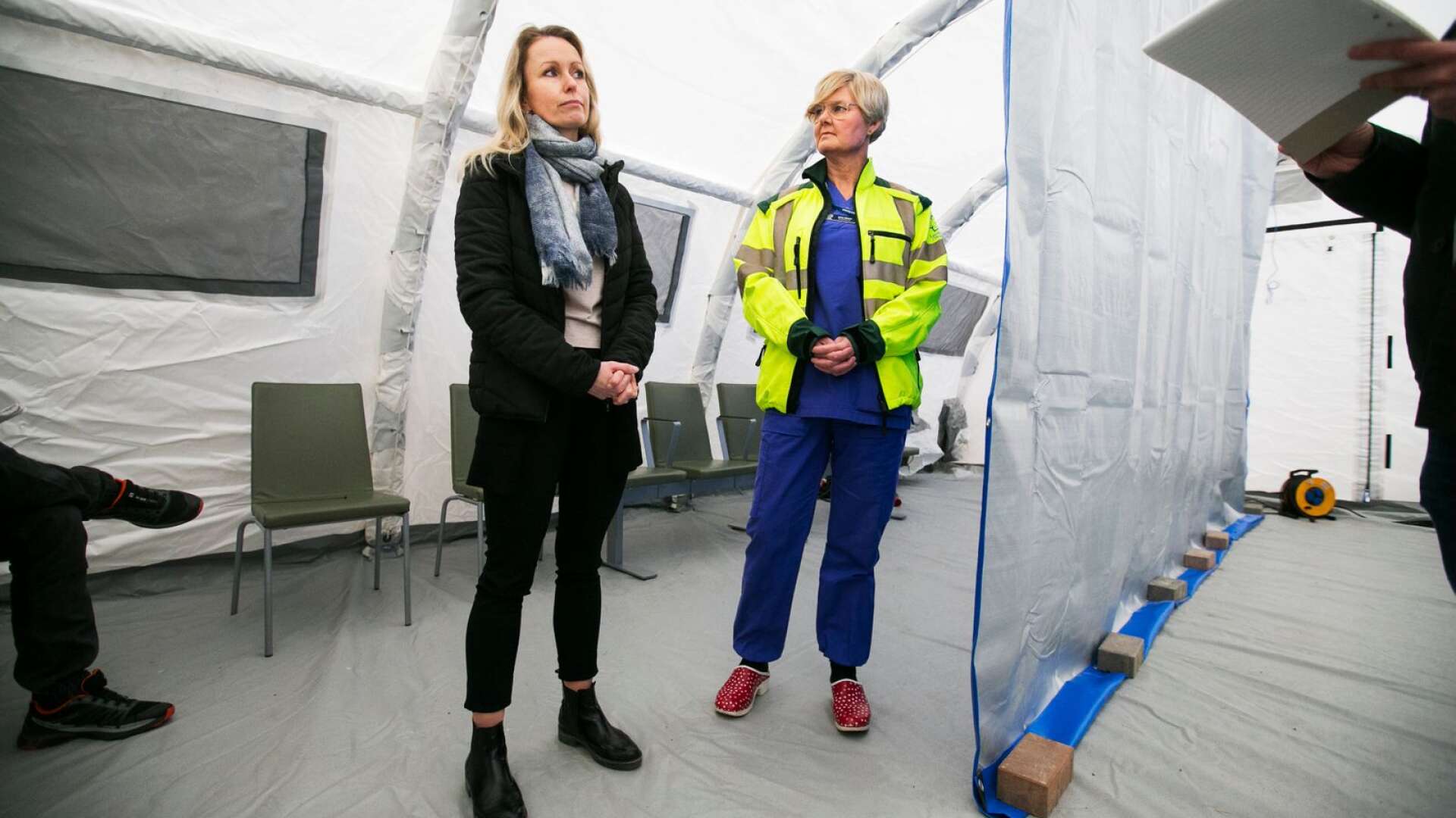  Anna Skogstam, biträdande smittskyddsläkare, och Ulrika Nilsson, verksamhetschef för akutmottagningen Karlstad, berättar om de nya tälten som satts upp utanför akutmottagningen vid ett flertal sjukhus i Värmland. 