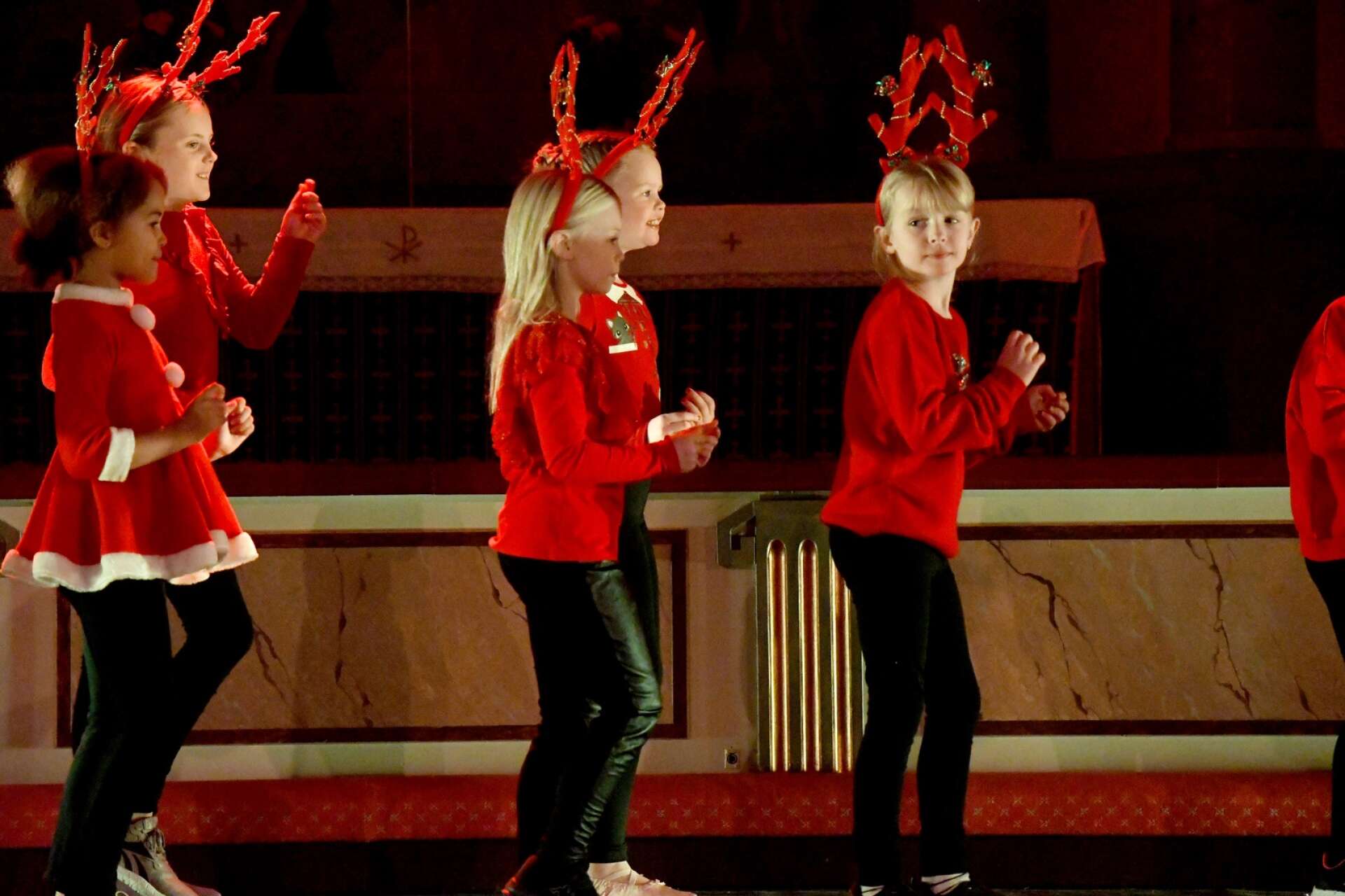 150 danselever genrepade inför stora julshowen i Sunne kyrka.