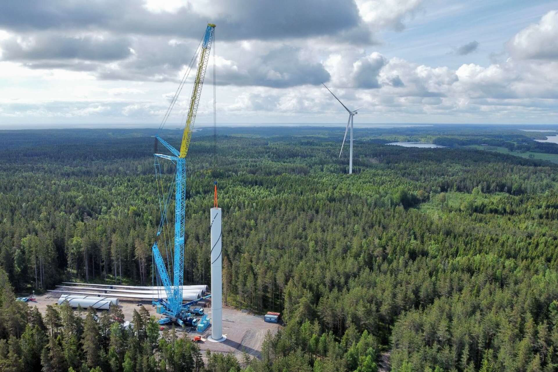 De sex vindkraftverken kommer att ligga relativt nära varandra, strax norr om Ånimskogs samhälle. Här är det andra vindkraftverket under uppbyggnad. 