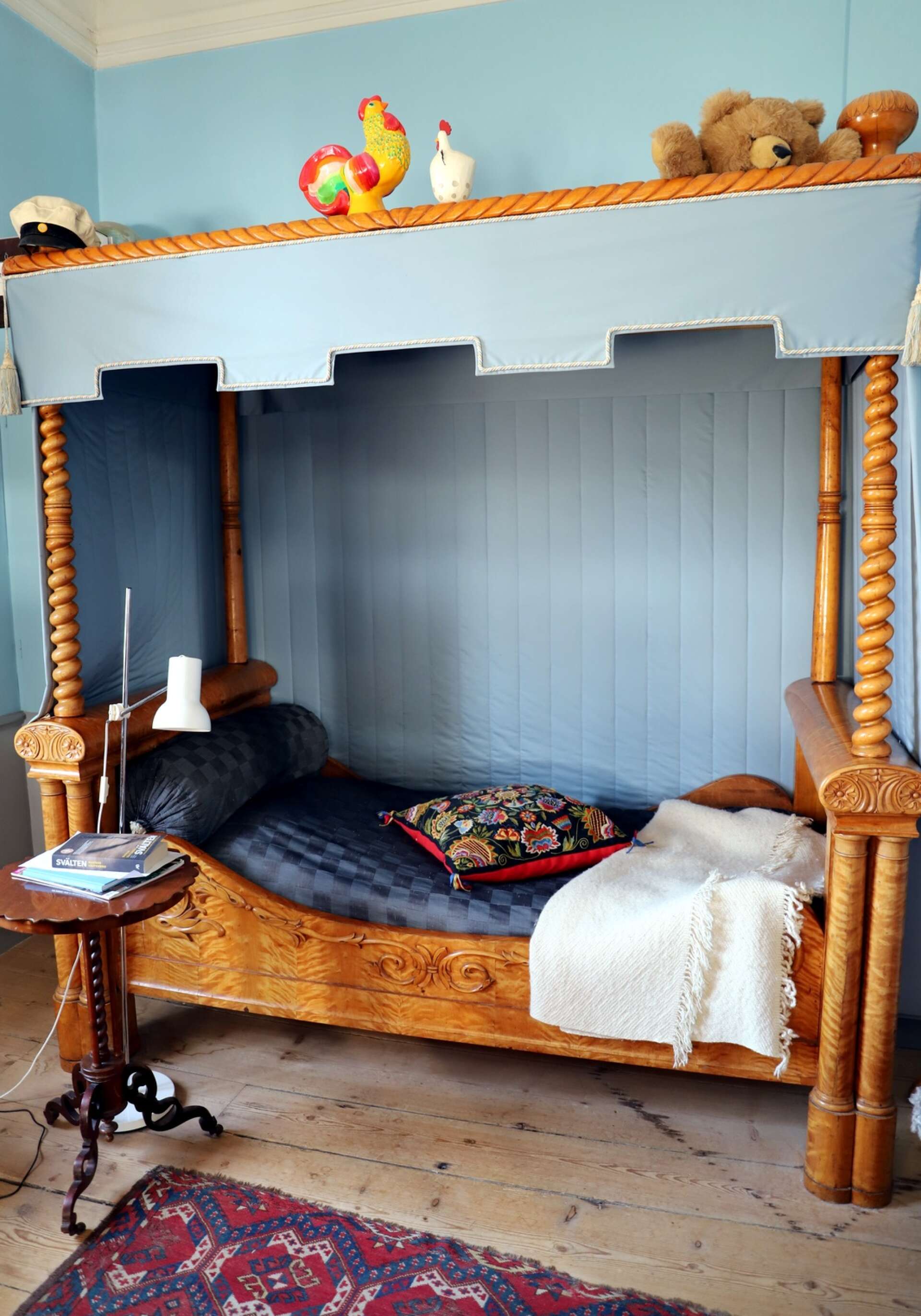 Den rikt dekorerade sängen var en gång en gåva från en blivande kung till en älskarinna. Kronprins Oscar, som senare blev Oscar I, och Emilie Högqvist hade ett förhållande i tio år och fick två barn.