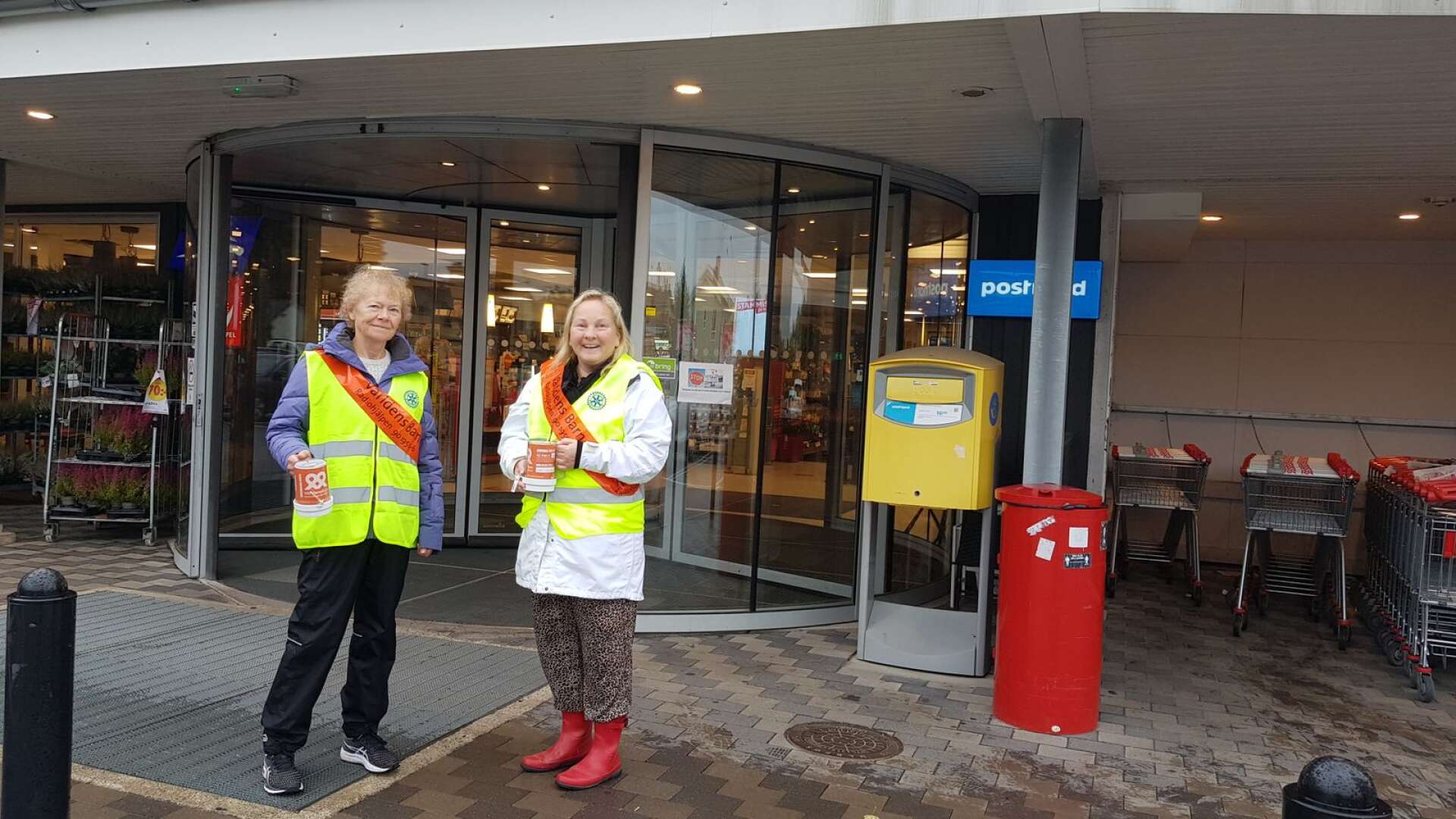 Ing-Marie Larsson och Jaana Pettersson, från Rotary, står med insamlingsbössor vid livsmedelsbutiken i centrala Degerfors.