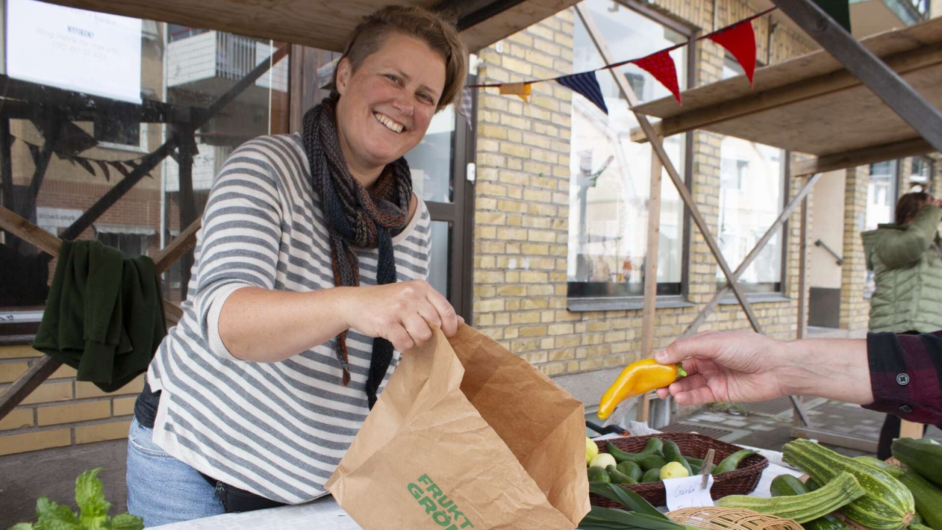Bonnamarkanden var tillbaka i full skala i Bengtsfors. Sofia Hellgren från Billingsfors sålde egenodlade blommor och grönsaker, bland annat flera chilisorter.