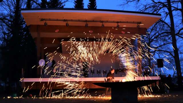 Valborgsfirander i Hjo stadspark avlutade med eldshow utförd av Momo Ideäng.