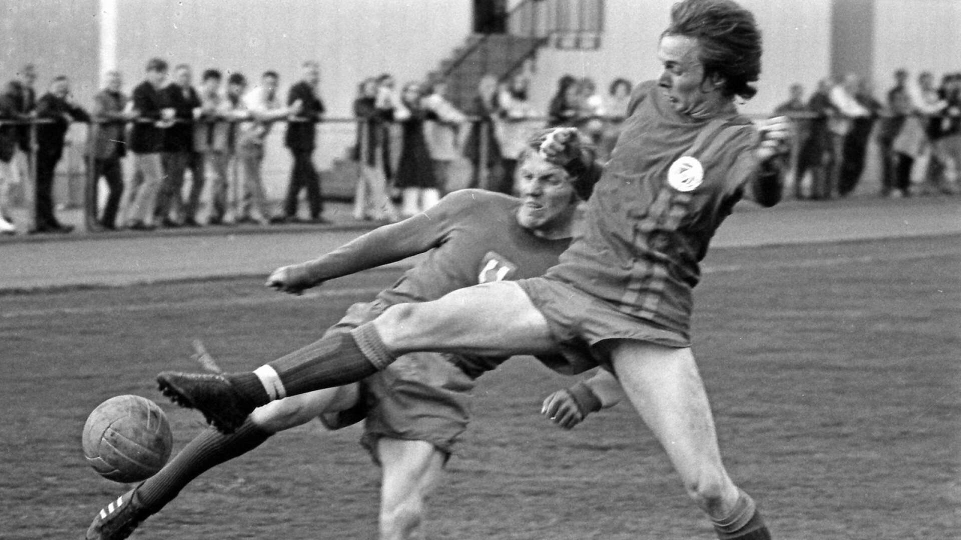 För första gången möttes Sifhälla och Säffle FF 1971 i samma division. Säffle FF vann båda derbymatcherna och tog över rollen som ”bäst i sta´n”. I Sifhälla spelade emellertid en yngling som med tiden skulle bli en av världens mest uppmärksammade tränare, Sven-Göran ”Svennis” Eriksson, men det anade ingen då. Bilden är från en match mot Bengtsfors 1971. 