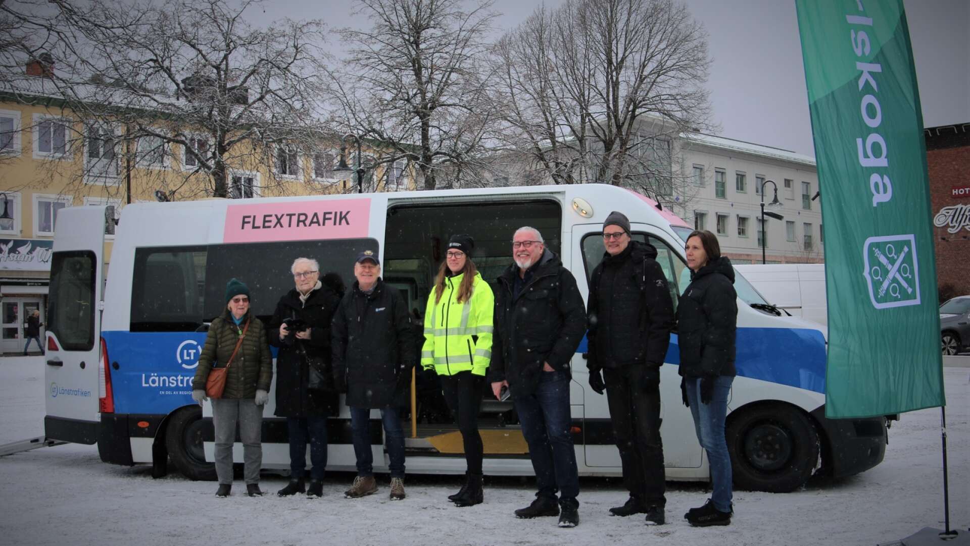 På Alfred Nobels torg kunde nyfikna resenärer kolla in den nya bussen. 