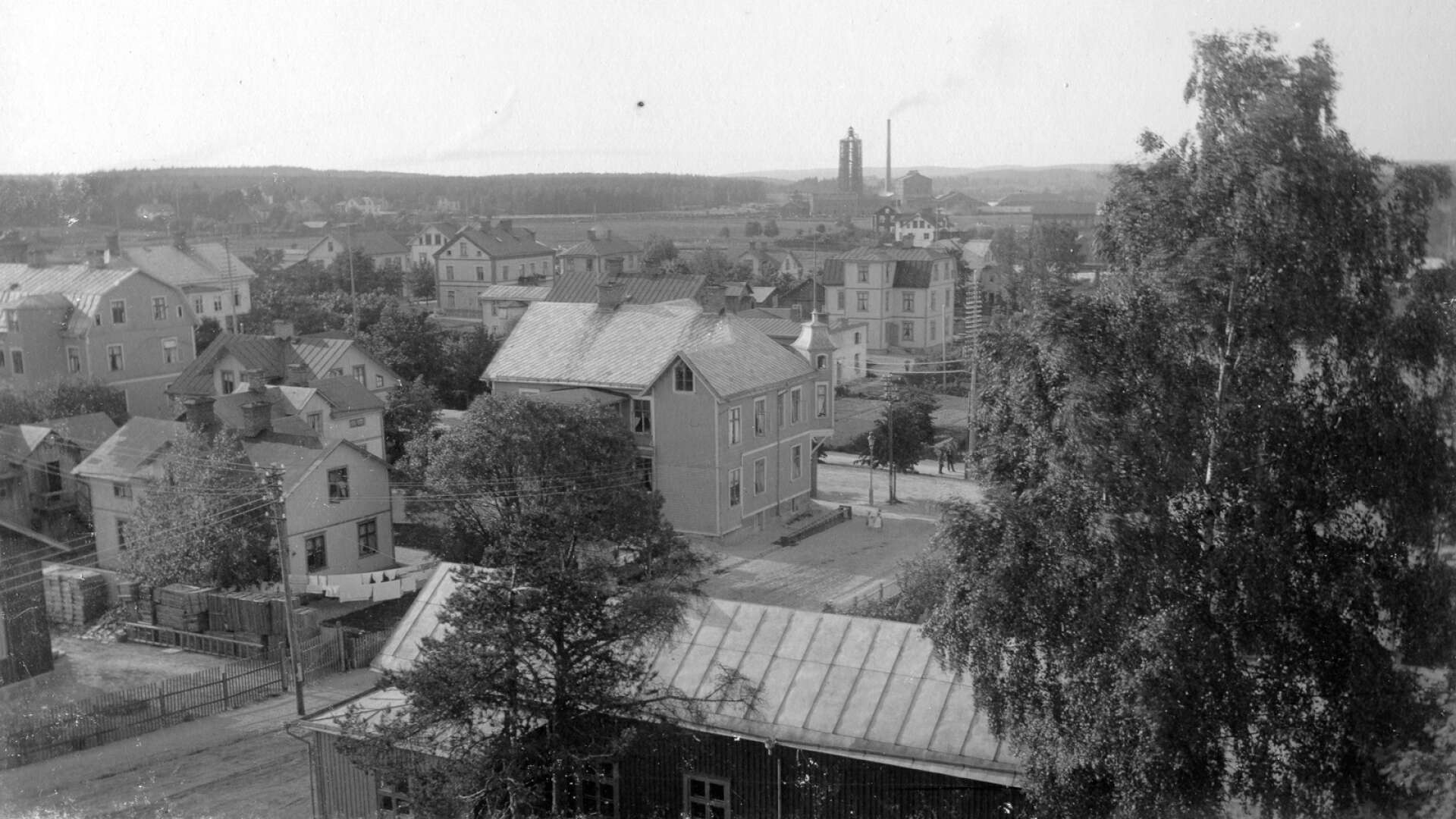 Utsikt från folkskolan i köpingens barndom mot Billeruds fabrik. Bilden är senast tagen 1907.