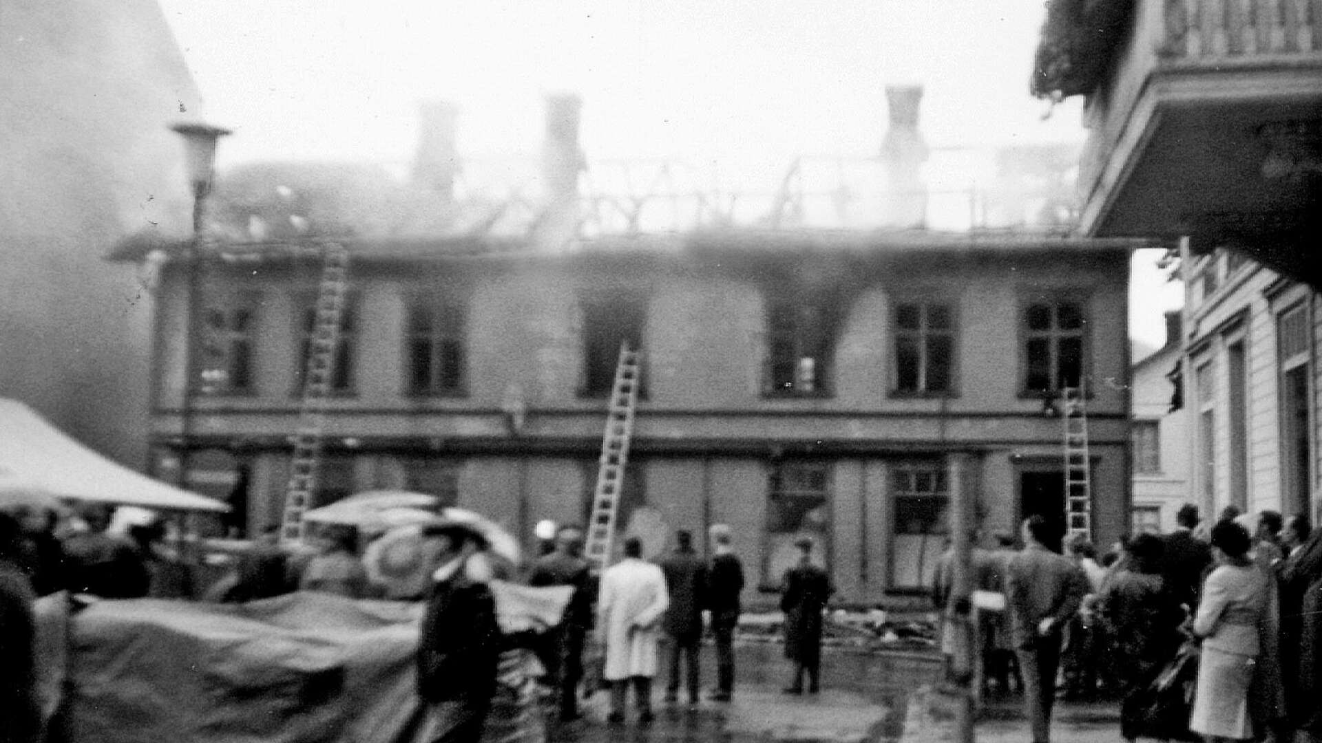 Samrealskolans elever var lediga för att på TV kunna följa Hammarskjölds begravning. Branden vid torget lockade mer. Kameran fick följa med, men skärpan kunde ha blivit bättre. 