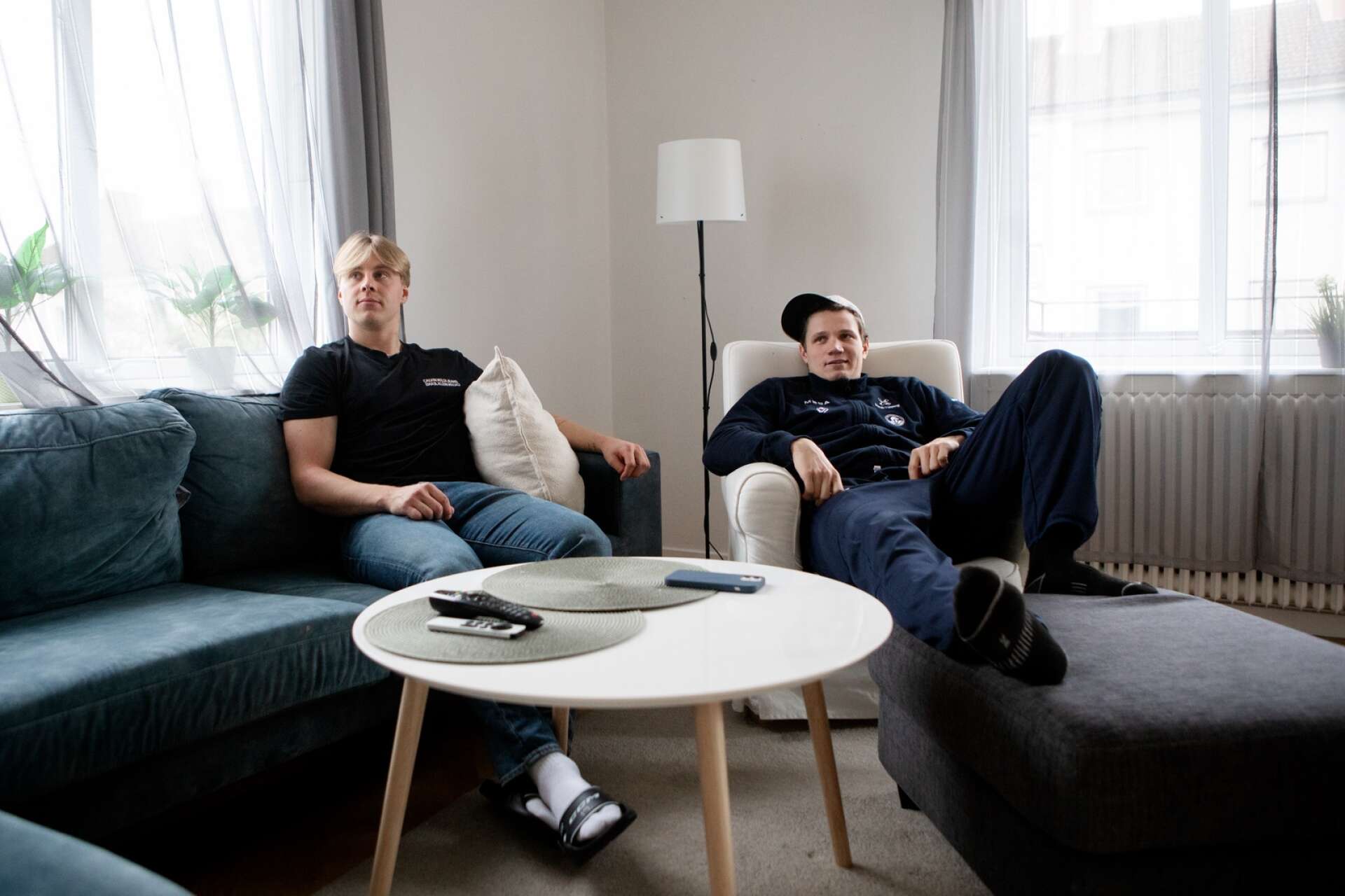 Simen Andre Edvardsen och Eskild Bakke Olsen i vardagsrummet, där de spenderar mycket tid när de är lediga. Antingen med sport på tv:n eller Fifa, NHL och Fortnite på Playstation.