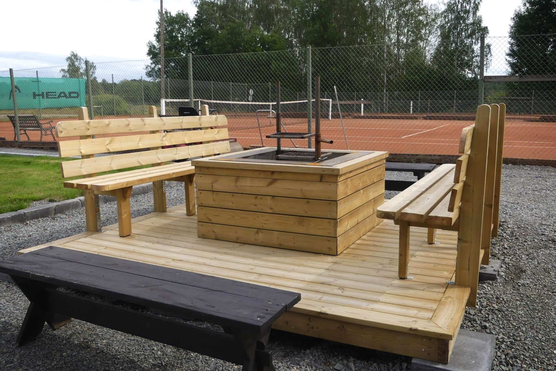 Grillplatsen är konstruerad av eleverna på byggprogrammet vid Herrgårdsgymnasiet.