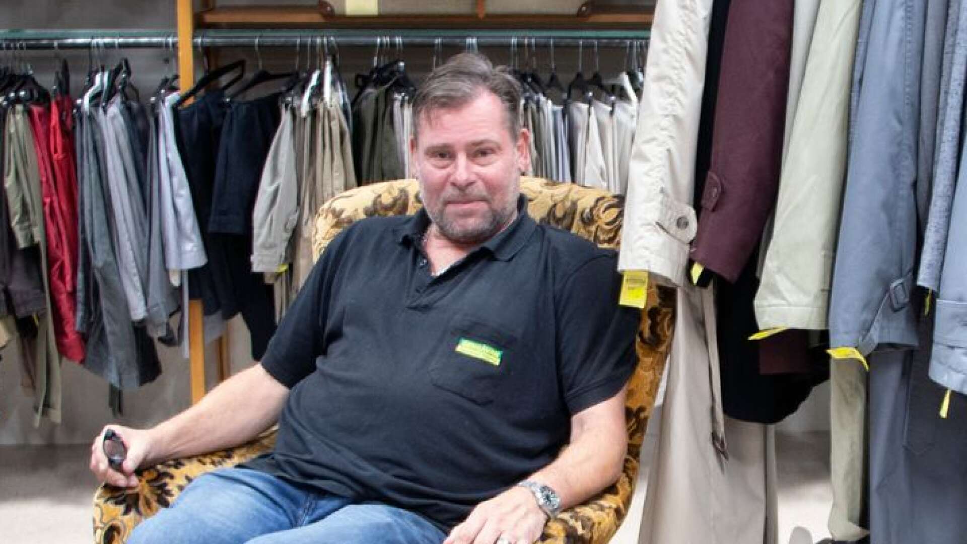 Bland hängarna på Gengåvans klädavdelning är det många som letar fynd. Stolen som verksamhetschefen Ulf Skogsberg sitter i är dock inte till salu – den frågan får han ofta.