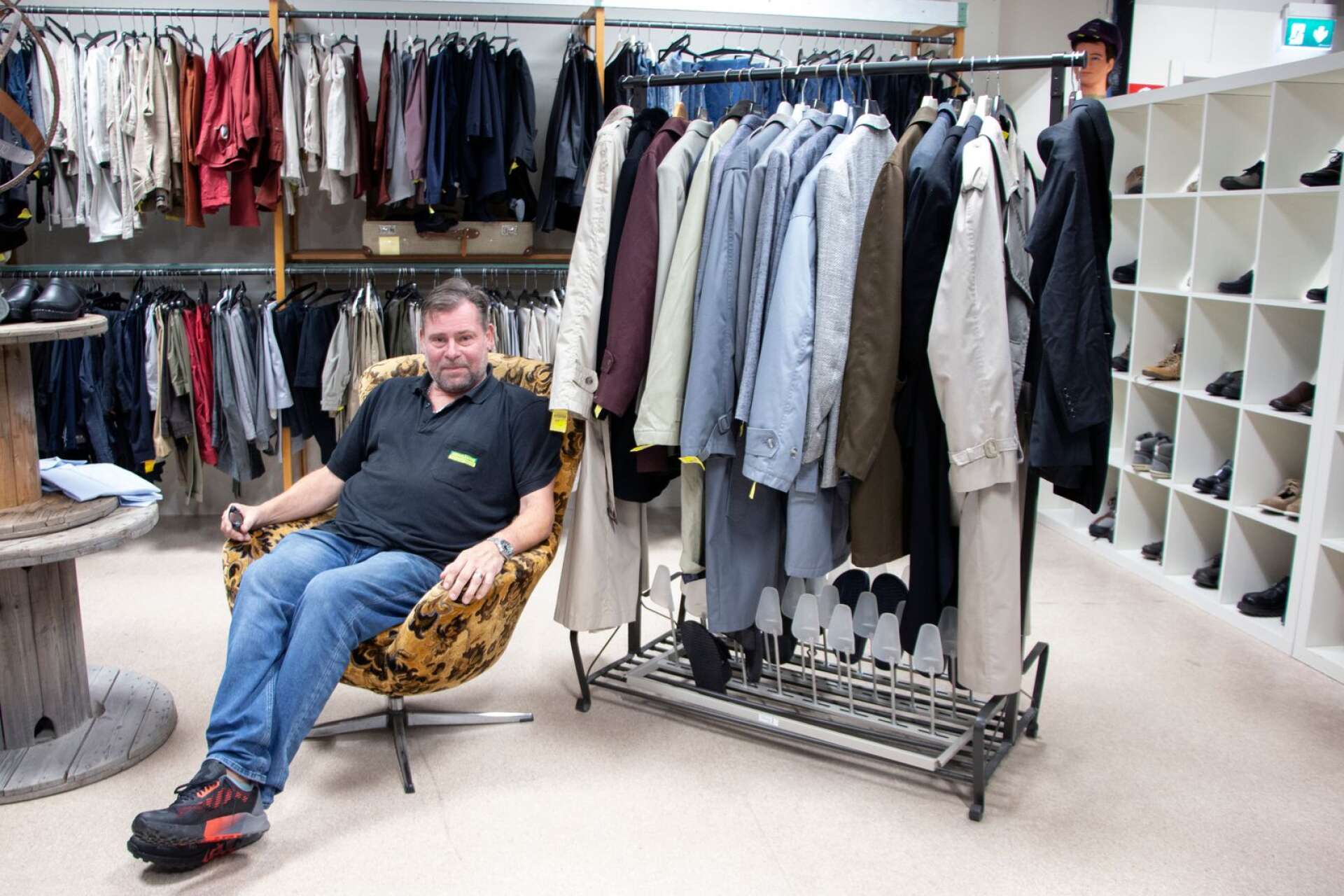 Bland hängarna på Gengåvans klädavdelning är det många som letar fynd. Stolen som verksamhetschefen Ulf Skogsberg sitter i är dock inte till salu – den frågan får han ofta.