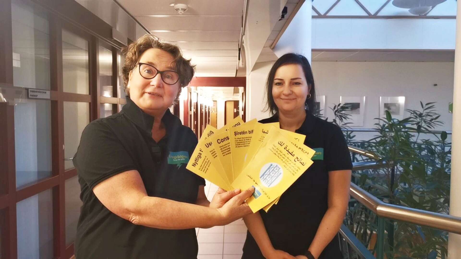 Energirådgivarna Tina Näslund och Hanan Othman med foldrar på sju olika språk.