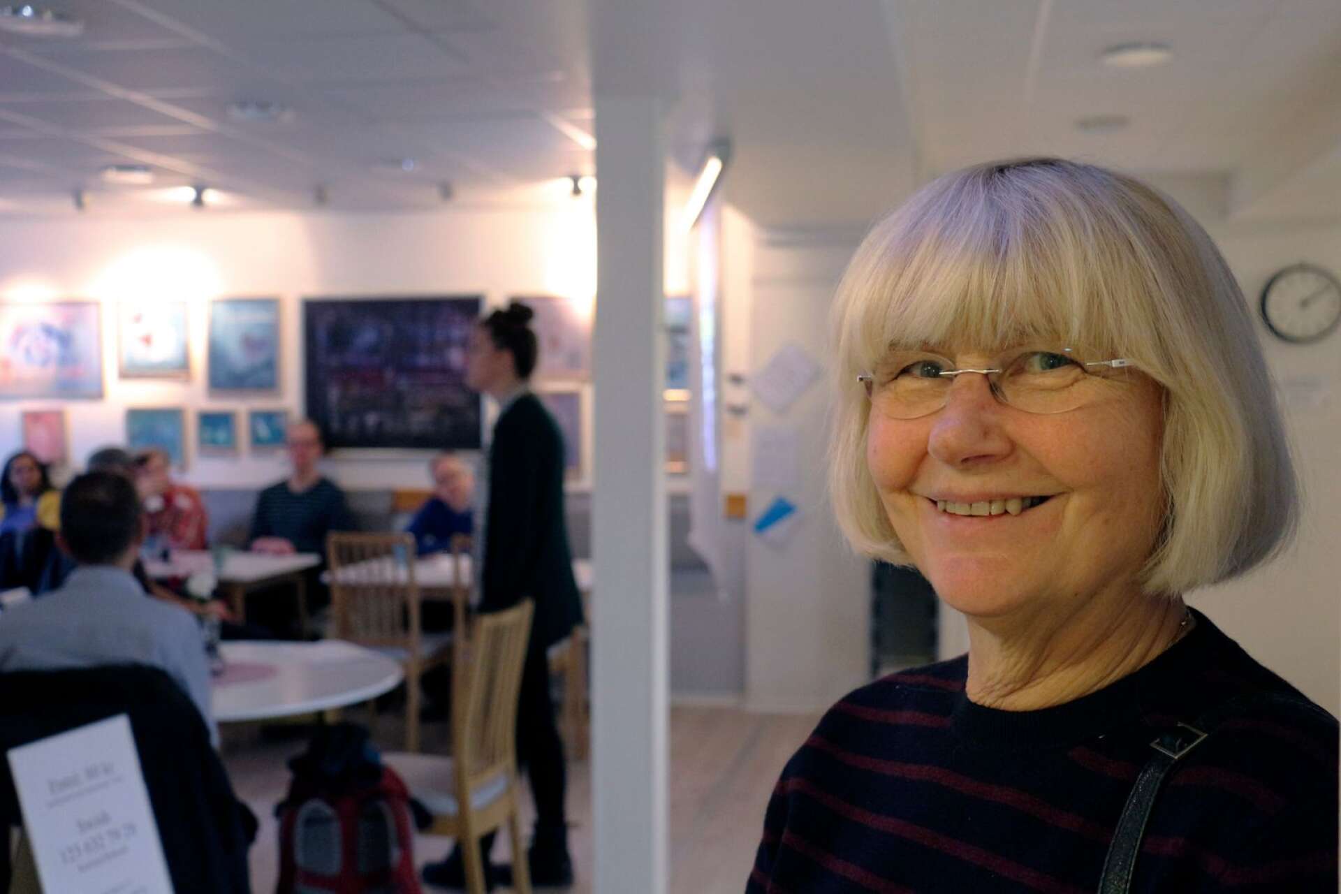 Rigmor Lindelöf sitter i styrelsen för Karlstad bokcafé. Hon är nöjd med vårens program som inleddes med Elinor Torp i bakgrunden.