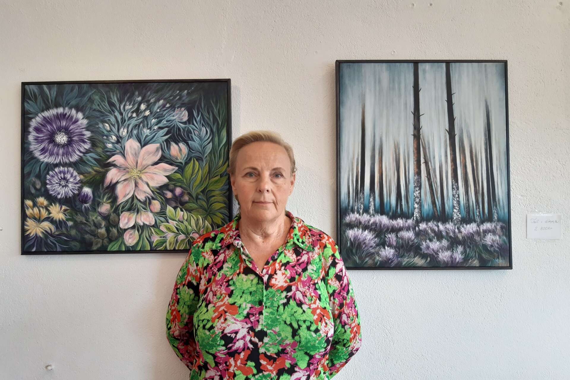 Liisa Mårtensson och hennes färgglada akrylmålningar.
