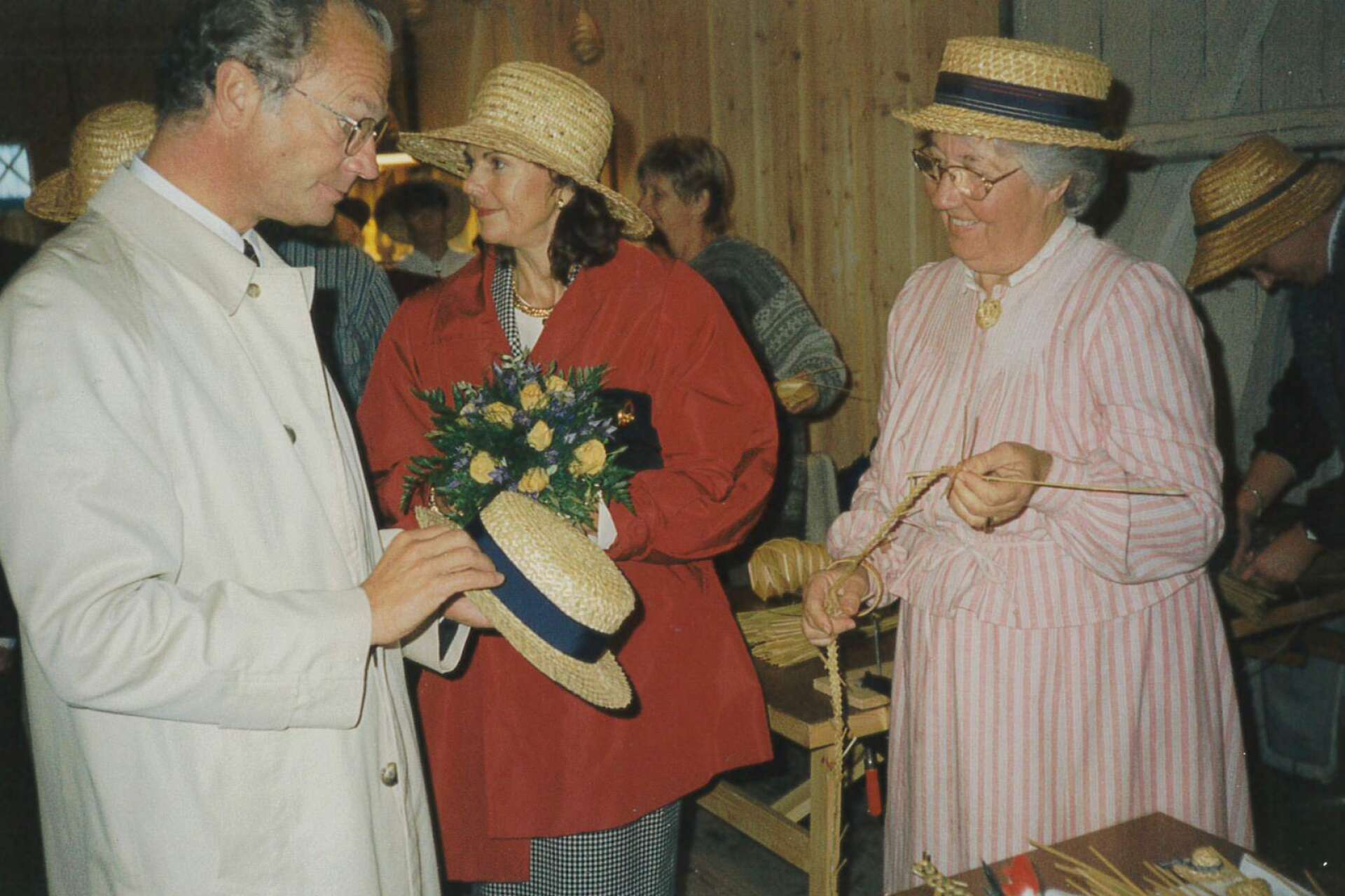 En bild från 1995 då halmslöjderskan Carin Harnell överlämnade en halmhatt till kung Carl XVI när han och drottning Silvia besökte Baldersnäs.