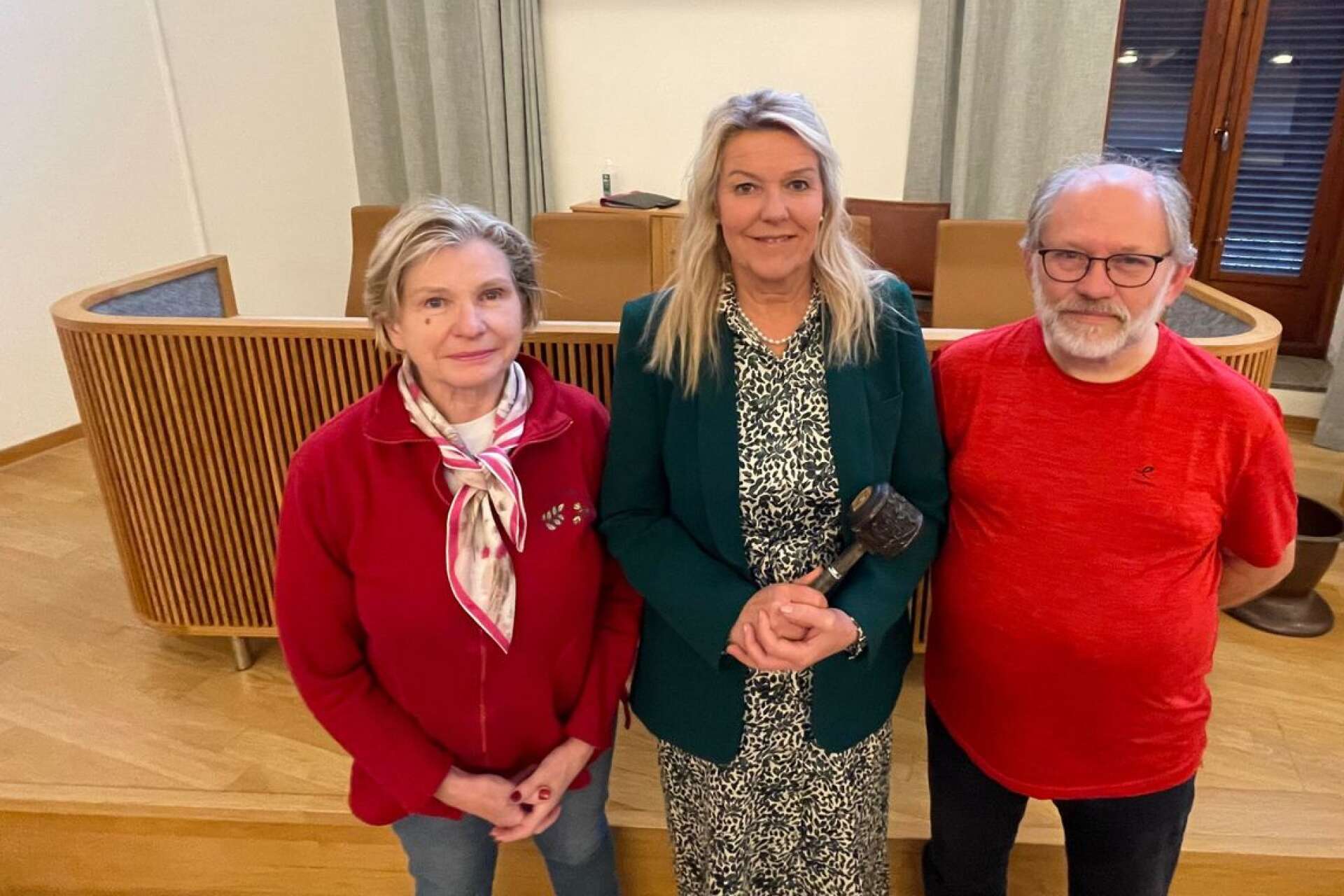 Karlskoga fullmäktiges nygamla presidium för den kommande mandatperioden. I mitten Anna Ragén (M), ordförande (mitten), Annica Wetterling (M), förste vice ordförande samt Åke Andersson (S), andre vice ordförande.