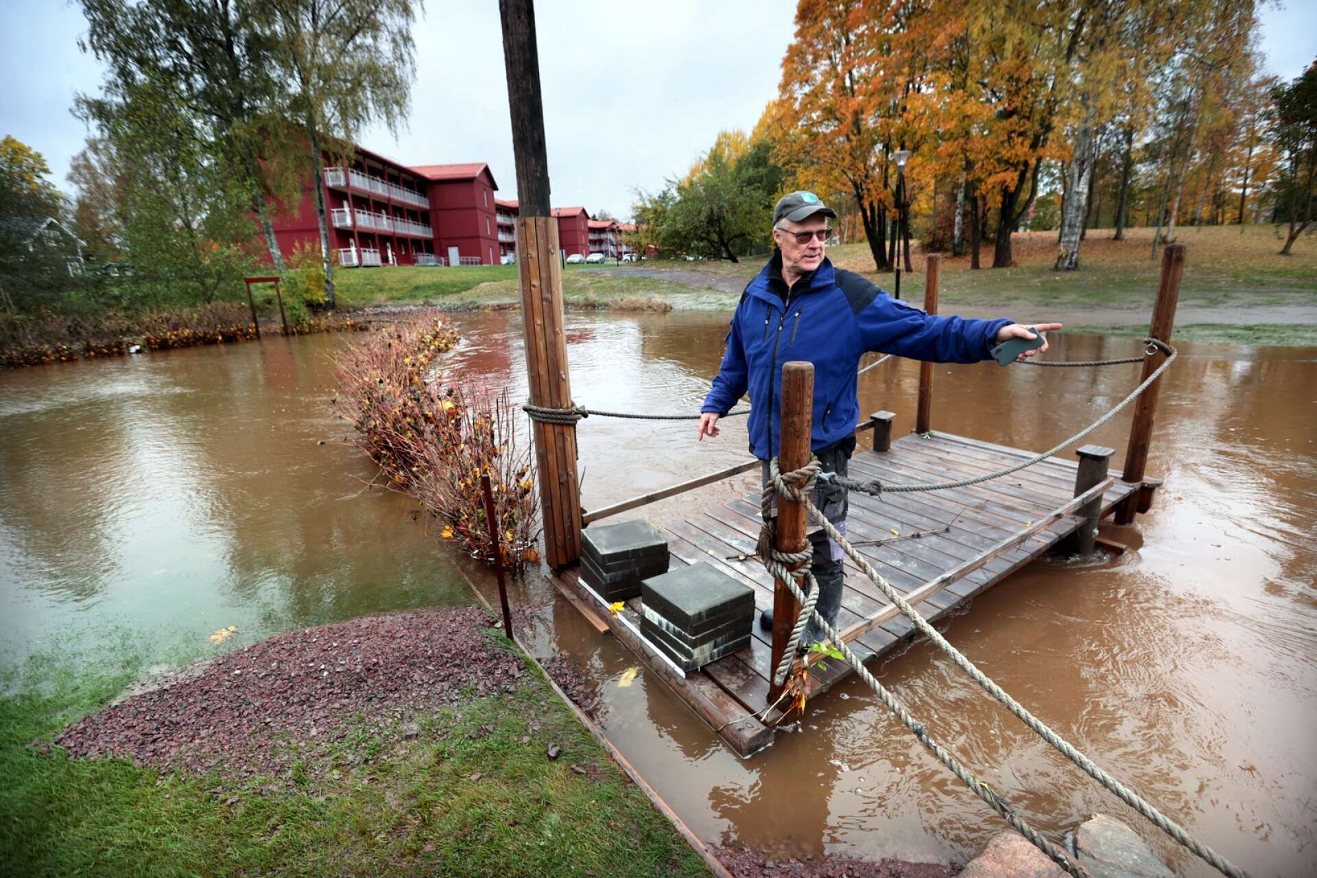 Lerälven i Sunne steg kraftigt och orsakade flera översvämningar.Stefan Portström visar.