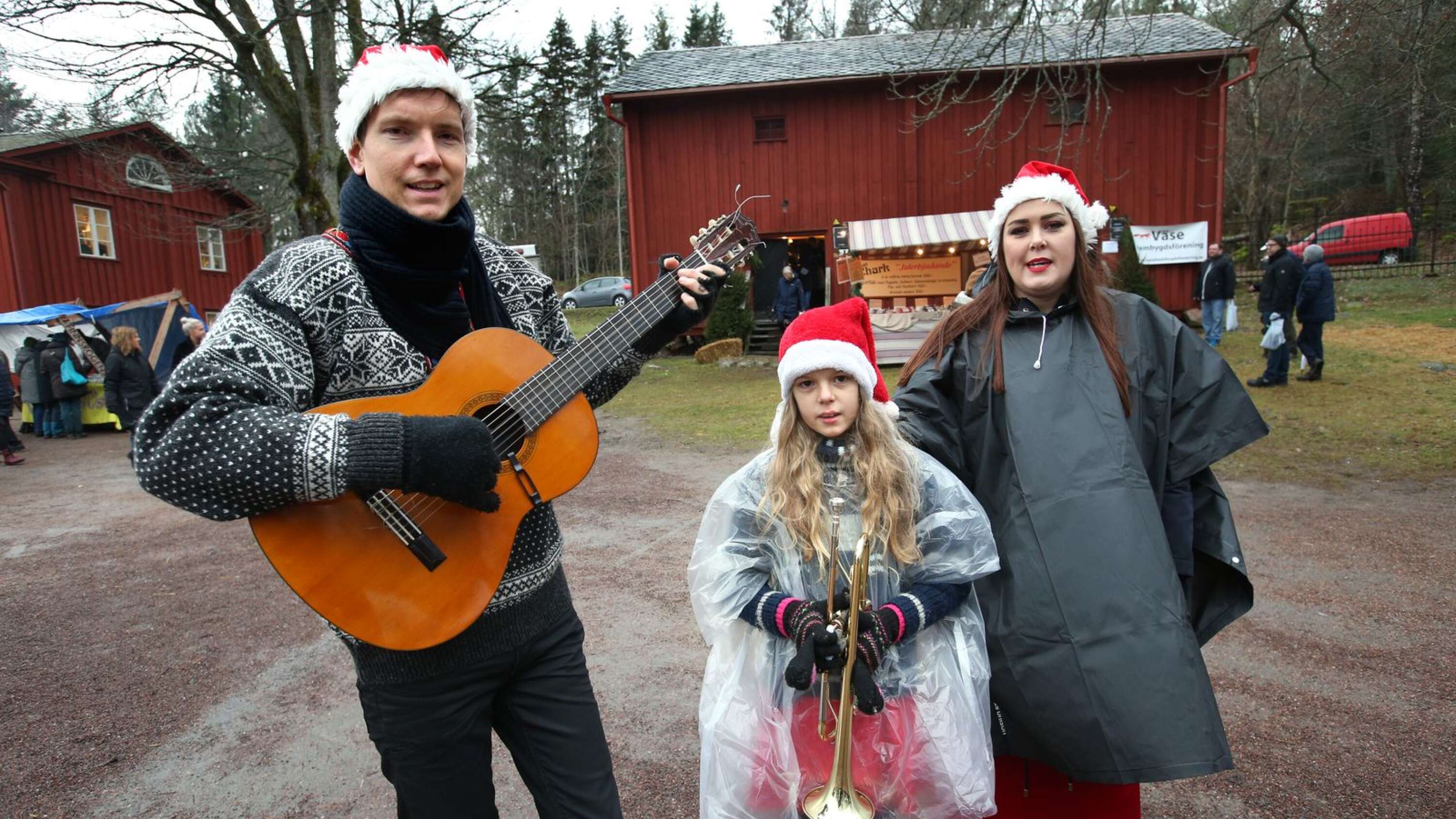 Anders, Julia och Emma Bergman spred julstämning på julmarknaden vid Alsters herrgård.