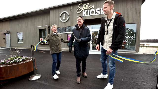 Nu har Ebbas kiosk, Mariebergsskogens nya kiosk- och informationsbyggnad, invigts. Styrelseordföranden Erik Olsson i mitten klippte bandet. På bilden ses även vd:n Anna Lööf Falkman och kommunens projektledare Niklas Sundberg.