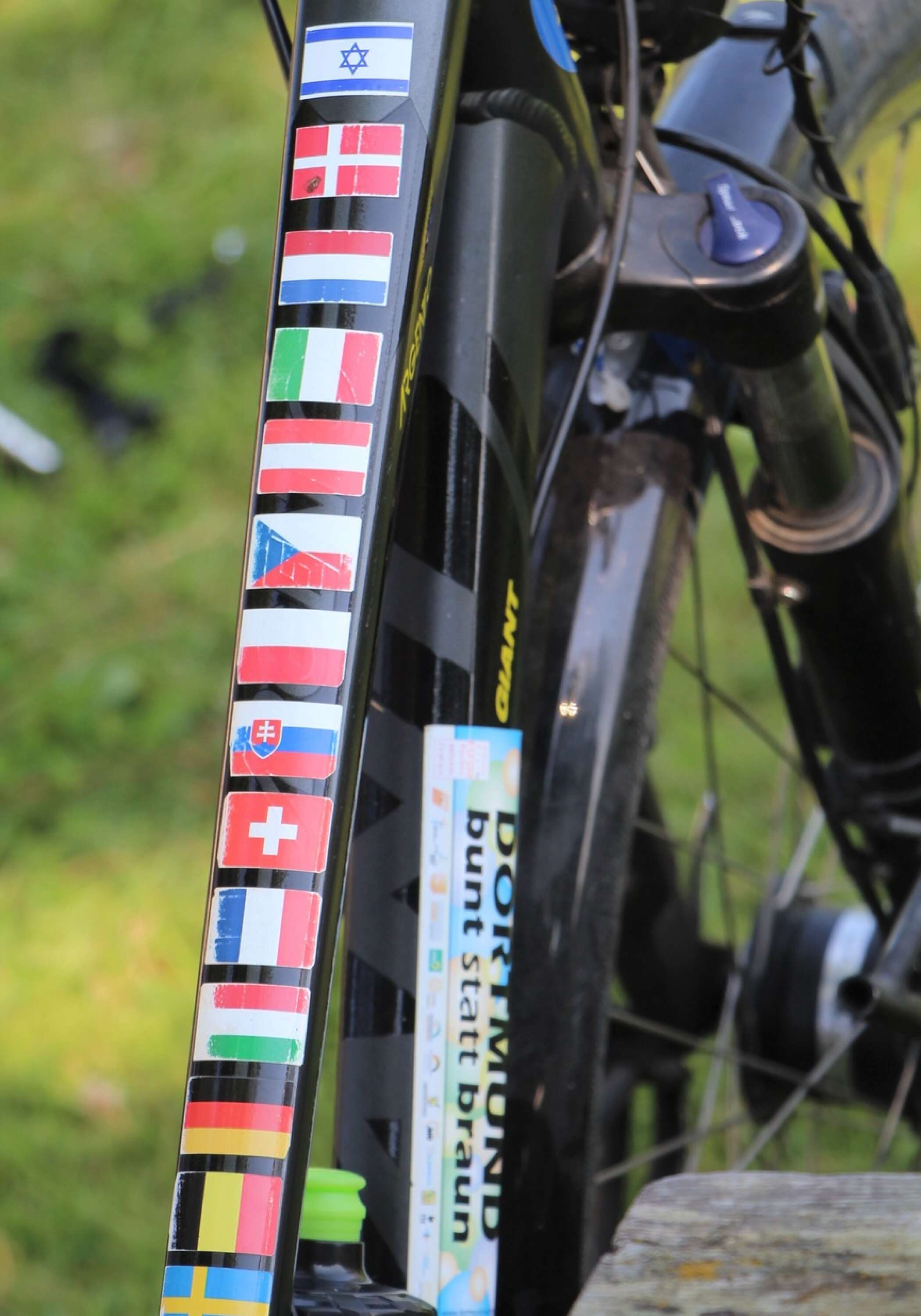 Flaggorna på ramen talar sitt tydliga språk. Kerstin och Beate Wengenroth från Tyskland har besökt och cyklat i flera länder. 