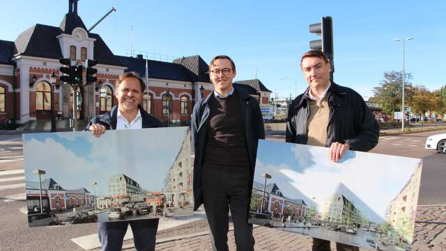 Politikerna Niklas Wikström (L), Alexander Torin (M) och Erik Nilsson (KD) visar hur de anser skillnaden skulle se på Hamngatan med och utan kollektivtrafik.