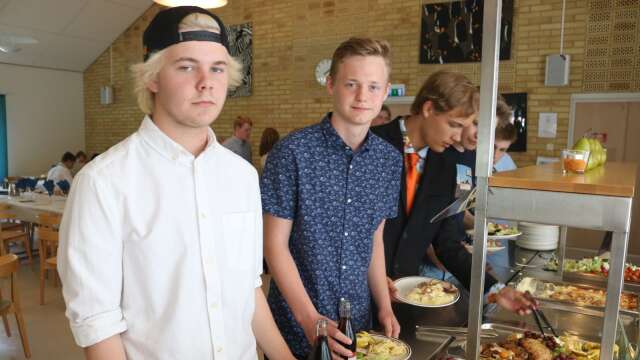 Rasmus Nilsson, Elvis Zeilon och August Kammeskär plockar till sig av maten på Nossebros skolavslutning.