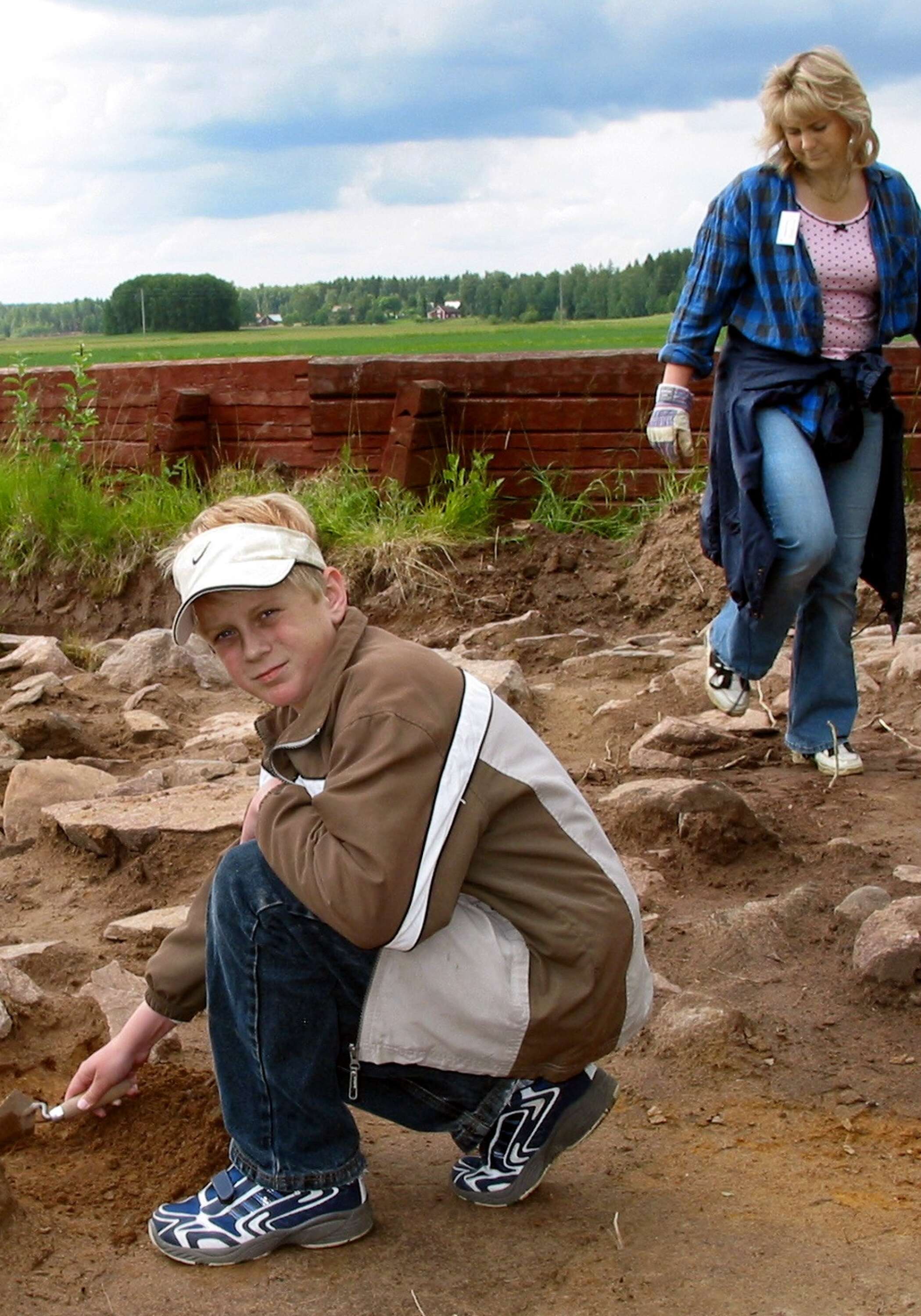Christian Joby och hans mor Monica är med och får känna på hur det är att vara arkeolog. 
