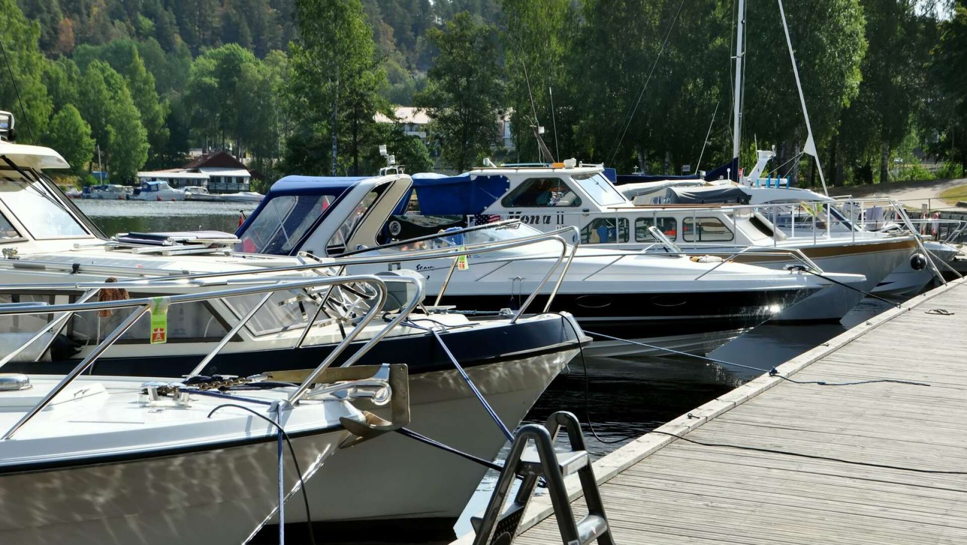 En vanlig sommardag i Bengtsfors gästhamn brukar det finnas massor av små och stora båtar att titta på.