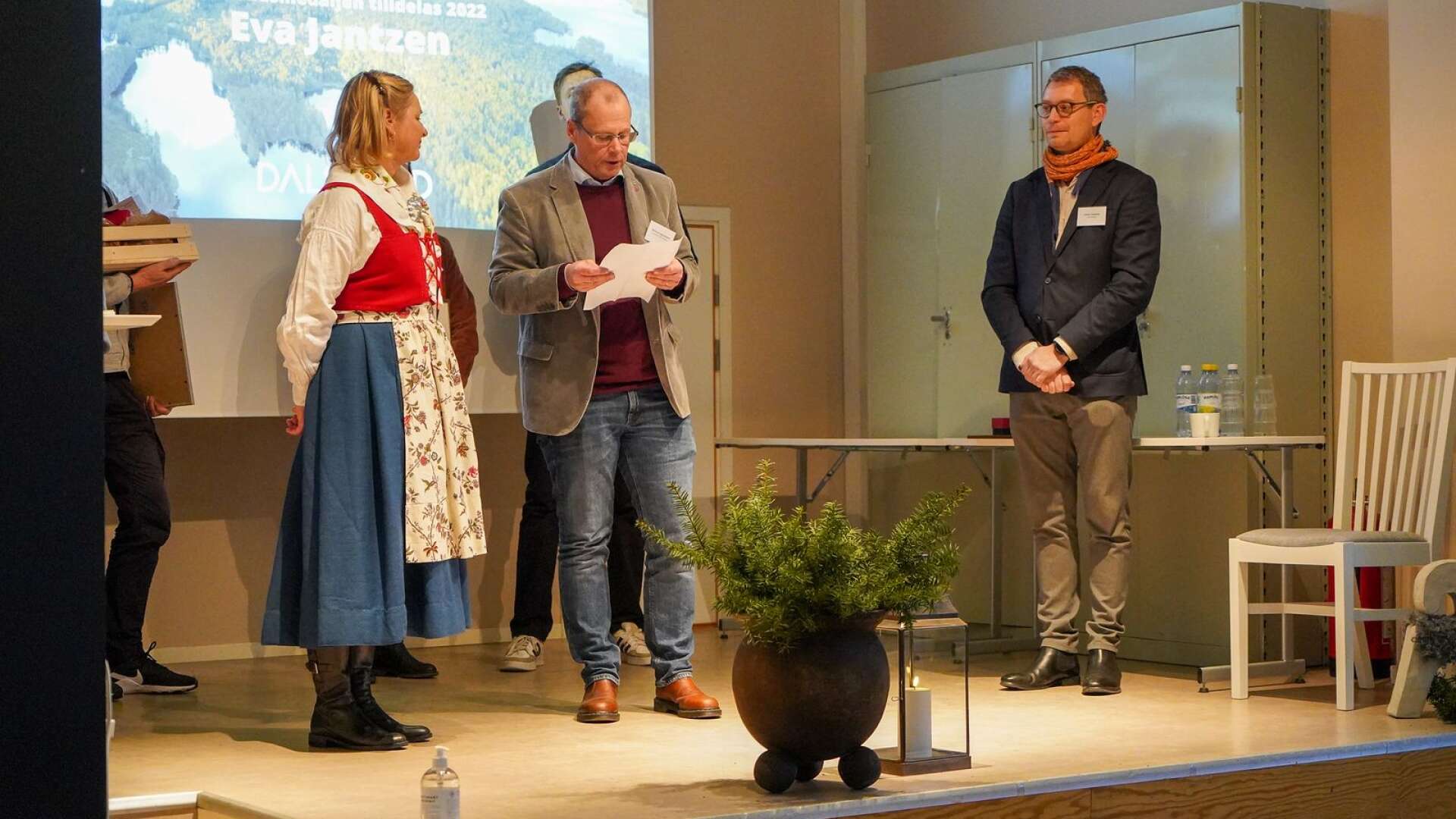 Eva Jantzen från Högsäter fick ta emot den 108:e Dalslandmedaljen ur kommitténs ordförande Benny Augustssons hand.