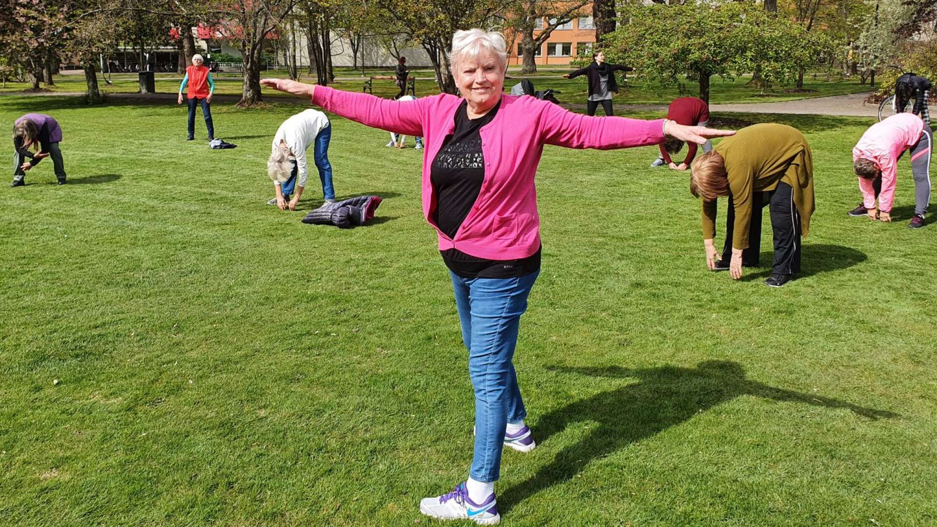 Annette Lindholm, 72 år, från Karlstad testade gratisyoga i Stadsträdgården i Karlstad för första gången på onsdagen. &quot;Jättehärligt, men det är lite svårt att andas i takt med rörelserna!&quot;