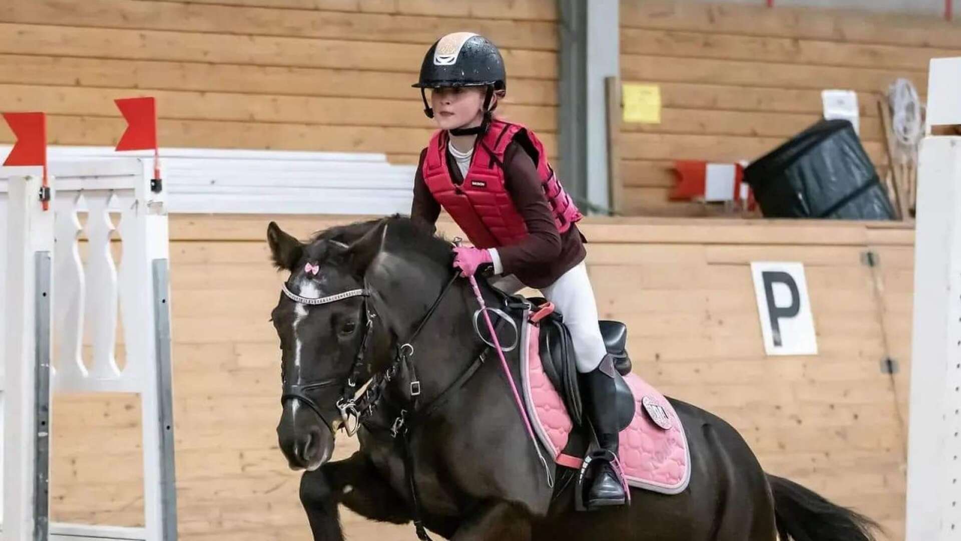 Unga Nellie Jägergren på hopptävlingen i Sunne med ponnyn Malva. 